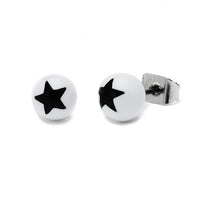 Load image into Gallery viewer, Ein Paar zweifarbige, 6 mm Acryl Ohrstecker mit schwarzem Stern, unisex, nickelfreiem Edelstahlstift und Verschluss. Eine zeigt die Vorderansicht, die andere den Metallstift. Produkt: Ohrstecker Stern Kugel zweifarbig 6 mm Acryl Unisex.
