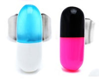 Cargar imagen en el visor de la galería, Two silver rings with bold capsule-shaped designs in blue &amp; white or black &amp; pink. Pair perfectly with the zweifarbige Ohrstecker Pille Tablette schmal 8 mm aus Edelstahl Unisex Schmuck Ohrringe for a playful, coordinated style.
