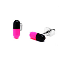 Cargar imagen en el visor de la galería, The Ohrstecker Pille Tablette schmal 8 mm are unisex, capsule-shaped earrings with a pink-black two-tone design, crafted from high-quality stainless steel and shown on a white background.
