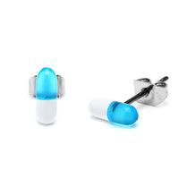 Cargar imagen en el visor de la galería, A pair of 8 mm unisex Ohrstecker Pille Tablette earrings, zweifarbig and schmal, crafted from Edelstahl with silver backings, are displayed on a white background.
