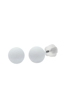 Load image into Gallery viewer, The Ohrstecker Kugel Perle 6 mm aus Edelstahl mit nickelfreier Gummibeschichtung sind unisex Ohrringe mit mattem Finish und silbernen Steckverschlüssen, präsentiert auf weißem Hintergrund.
