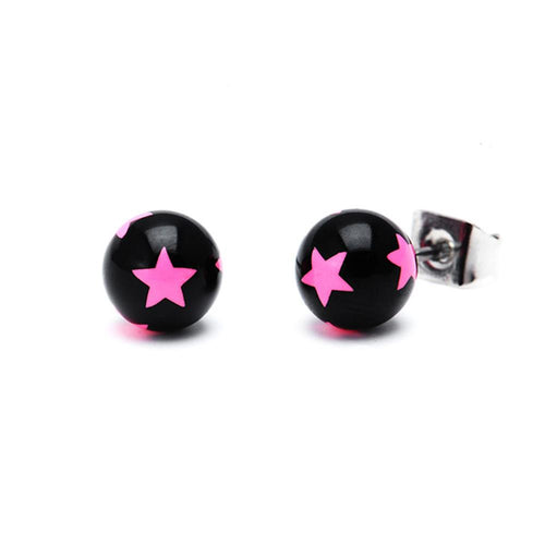 Ein Paar Ohrstecker Sterne Kugel 6 mm aus Acryl in rosa und schwarz, unisex, Edelstahl nickelfrei, gezeigt mit einem Stecker von vorne und einem anderen samt Metallverschluss von hinten.