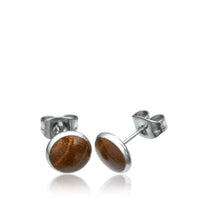 Load image into Gallery viewer, A pair of Edelstahl Stein Holz Muschel Ohrstecker silber, 8mm round unisex stud earrings with polished brown stones set in silver metal and butterfly backs, shown on a white background.
