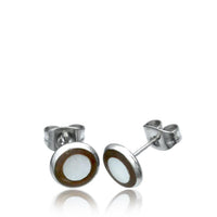 Load image into Gallery viewer, A pair of unisex Edelstahl Stein Holz Muschel Ohrstecker silber 8mm rund with round white centers and a brown border, set in elegant silver stainless steel, displayed against a white background.
