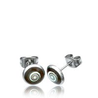 Load image into Gallery viewer, Unisex Edelstahl Stein Holz Muschel Ohrstecker, 8mm rund, mit braun-weißem Kreisdesign auf silberfarbenem Metall und Butterfly-Verschluss, auf weißem Hintergrund.
