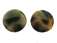 Load image into Gallery viewer, Two round, glossy Muschel 925 Silber Ohrstecker in brown and white are displayed on a white background.
