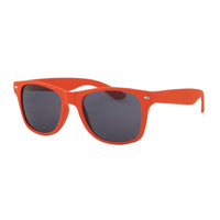 Load image into Gallery viewer, The Unisex Sonnenbrille Nerdbrille Retro features a classic, slightly rounded rectangular frame, broad temples, and dark tinted lenses with UV Schutz 400. Shown front-facing on a plain white background.
