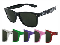 Load image into Gallery viewer, Die Sonnenbrille Zebra Unisex Nerd Brille bietet dunkel getönte Gläser, UV 400 Schutz, schwarze Rahmen sowie Varianten in Weiß, Grün, Lila, Pink und Rot—teils mit angesagtem Zebra-Muster am Bügel.
