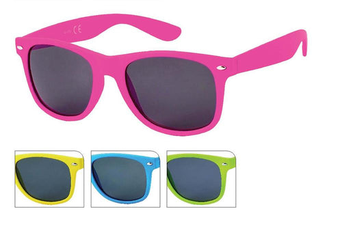 A pair of Sonnenbrille einfarbig knallig Unisex Nerd Brille with a bright pink frame and dark 400 UV lenses. Also available in yellow, blue, and green frames, all featuring the same trendy Nerd style and reliable protection.