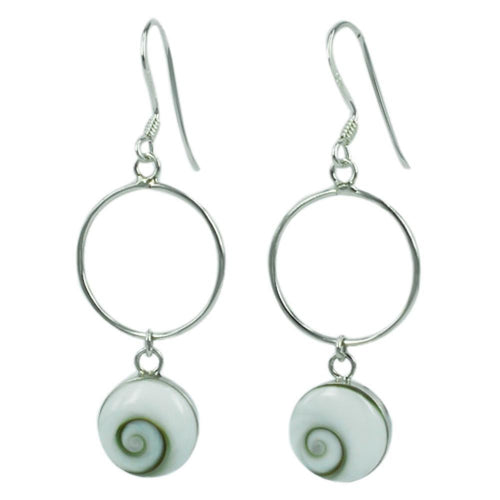 Shivaauge Silberohrringe: Elegante, lange Dangle-Ohrringe aus 925er Sterling Silber mit offenen Ringen und weißen Shiva Auge Eye Muschel-Anhängern. Damen Schmuck mit Hakenverschluss.