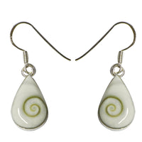 Load image into Gallery viewer, Shivaauge Tropfen Silberohrringe mit grün-weiß gemusterten Steinen am Silberhaken: 925er Sterling Silber Shiva Auge Schmuck.
