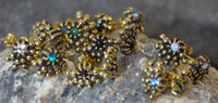 Load image into Gallery viewer, Messing Stein Kristall Ohrstecker gold Wimpern 12mm
