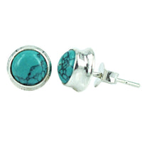 Load image into Gallery viewer, Ohrstecker Rand hoch eingefasst Türkis rund aus 925er Sterling Silber zeigen Türkissteine mit dunkler Maserung in glatten Silberfassungen und Steckverschlüssen, abgebildet in Vorder- und Seitenansicht.
