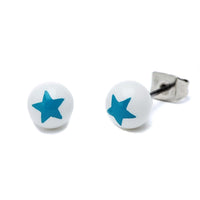 Load image into Gallery viewer, A pair of Ohrstecker Stern Kugel zweifarbig 6 mm Acryl Unisex Ohrringe with round white fronts, each showing a blue five-pointed star, featuring stainless steel (nickelfrei) posts and backings.
