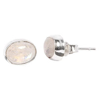 Load image into Gallery viewer, Zwei Silberohrstecker für Damen aus 925er Sterling Silber mit ovalem Design. Ein Ohrring zeigt die Vorderansicht, der andere von der Seite mit Stecker und Verschluss.
