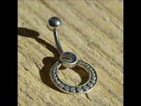 Cargar imagen en el visor de la galería, Bauchnabelpiercing aus Edelstahl &amp; Silber mit Punkte Ring - chic - net.de
