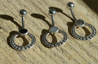 Cargar imagen en el visor de la galería, Bauchnabelpiercing aus Edelstahl &amp; Silber mit Punkte Ring - chic - net.de
