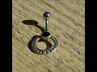 Cargar imagen en el visor de la galería, Bauchnabelpiercing aus Edelstahl &amp; Silber mit Punkte Ring - chic - net.de
