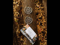 Load image into Gallery viewer, Brass Ohrringe Tribal Zackenrand rund Pfau Spiralbögen antik golden Messing - chic - net.de
