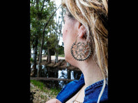 Load image into Gallery viewer, Brass Ohrringe Tribal Zackenrand rund Pfau Spiralbögen antik golden Messing - chic - net.de
