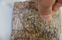 Load image into Gallery viewer, Brass Ohrringe Tribal Zackenrand rund Pfau Spiralbögen antik golden Messing - chic - net.de
