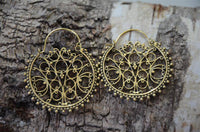 Load image into Gallery viewer, Brass Ohrringe Tribal Zackenrand rund Pfau Spiralbögen antik golden Messing - chic - net.de

