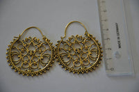 Load image into Gallery viewer, Brass Ohrringe Tribal Zackenrand rund Pfau Spiralbögen antik golden Messing - chic - net.de
