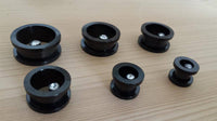 Load image into Gallery viewer, Edelstahl Flesh Tunnel ribbed Plug schwarz Glitzer Zirkonia Stein Schraubplug - chicnit.com
