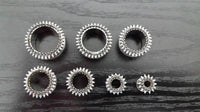 Load image into Gallery viewer, Edelstahl Tunnel Plug Schraubplug kegelförmig Spitze Nieten Stacheln Punk silber - chicnit.com
