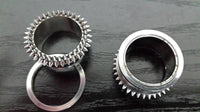 Load image into Gallery viewer, Edelstahl Tunnel Plug Schraubplug kegelförmig Spitze Nieten Stacheln Punk silber - chicnit.com
