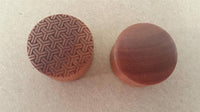 Load image into Gallery viewer, Flesh Plug Sawoholz Peace Knoten Muster double flared Lobe Dehner rotbraun Gravur - chicnit.com
