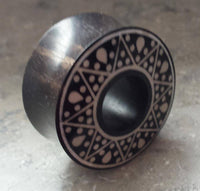 Load image into Gallery viewer, Flesh Tunnel Sternenkranz dick weiß Resin Sono Holz - chicnit.com
