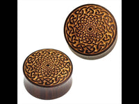 Load image into Gallery viewer, Holz Plug keltisch Knotenblume golden Sonoholz dunkelbraun Gravur - chicnit.com
