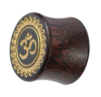 Cargar imagen en el visor de la galería, Holz Plug Tamarind Wood Blume Om gold bemalt Lasergravur handgeschnitzt Tribal Tunnel Organic - chicnit.com
