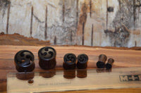 Load image into Gallery viewer, Holz Tunnel Sonoholz Triskele Inlay drei Sicheln Plug - chicnit.com
