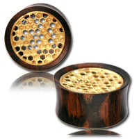 Load image into Gallery viewer, Holz Tunnel Tamarindenholz Waben gefüllt Brass Inlay antik gold Tribal Plug Organic Expander - chicnit.com
