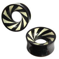 Load image into Gallery viewer, Horn Tunnel schwarz mit Spiral Muster weiß schwarz handgeschnitzt Tribal Buffalo Plug Ohrstecker - chicnit.com
