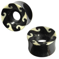 Load image into Gallery viewer, Horn Tunnel Wellen Bone Inlay schwarz weiß Tribal Buffalo Horntunnel Büffelhorn Plug Ohrstecker Expander - chicnit.com
