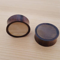 Load image into Gallery viewer, Krokodilholz dreifarbig Holz Plug handgeschnitzt Sonoholz Teakholz Flesh Tunnel - chicnit.com
