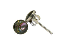 Load image into Gallery viewer, Ohrstecker Perlmutt grau bunt schillernd flach rund eingefasst 925er Sterling Silber Ohrringe - chicnit.com
