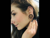 Load image into Gallery viewer, Olivenholz Horn Inlay Flesh Plug Symbol Dreiecke - chicnit.com
