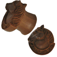 Load image into Gallery viewer, Organic Holz Plug braun handgeschnitzt Pferdekopf Hufeisen Pferd Tribal - chicnit.com
