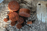 Load image into Gallery viewer, Sawoholz Holz Flesh Plug braun Gravur Gesicht Krieger - chicnit.com
