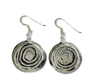 Load image into Gallery viewer, silber Spirale Glitzer Glasohrringe schwarz handbemalt 925er Sterlingsilber Glas Ohrringe - chicnit.com
