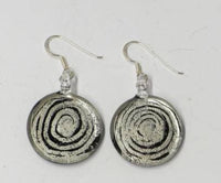 Load image into Gallery viewer, silber Spirale Glitzer Glasohrringe schwarz handbemalt 925er Sterlingsilber Glas Ohrringe - chicnit.com
