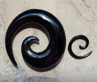 Load image into Gallery viewer, Tribal Buffalo Horn Piercing Expander schwarz Spirale - chicnit.com

