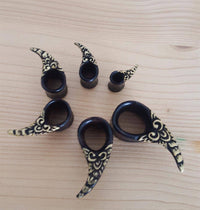 Load image into Gallery viewer, Tunnel Holz Tropfen Dorn gebogen golden bemalt Gravur double flared Arangholz - chicnit.com
