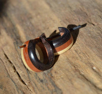 Load image into Gallery viewer, Creolen Ohrringe Holz Stick Pin 15mm hell rot schwarz - chic - net.de
