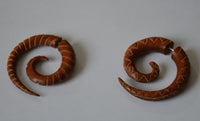 Cargar imagen en el visor de la galería, Fake Piercing Edelstahl Holz Seil Dehnschnecke - chic - net.de
