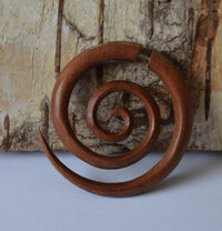 Cargar imagen en el visor de la galería, Fake Piercing Edelstahl Rosenholz XL Spirale - chic - net.de
